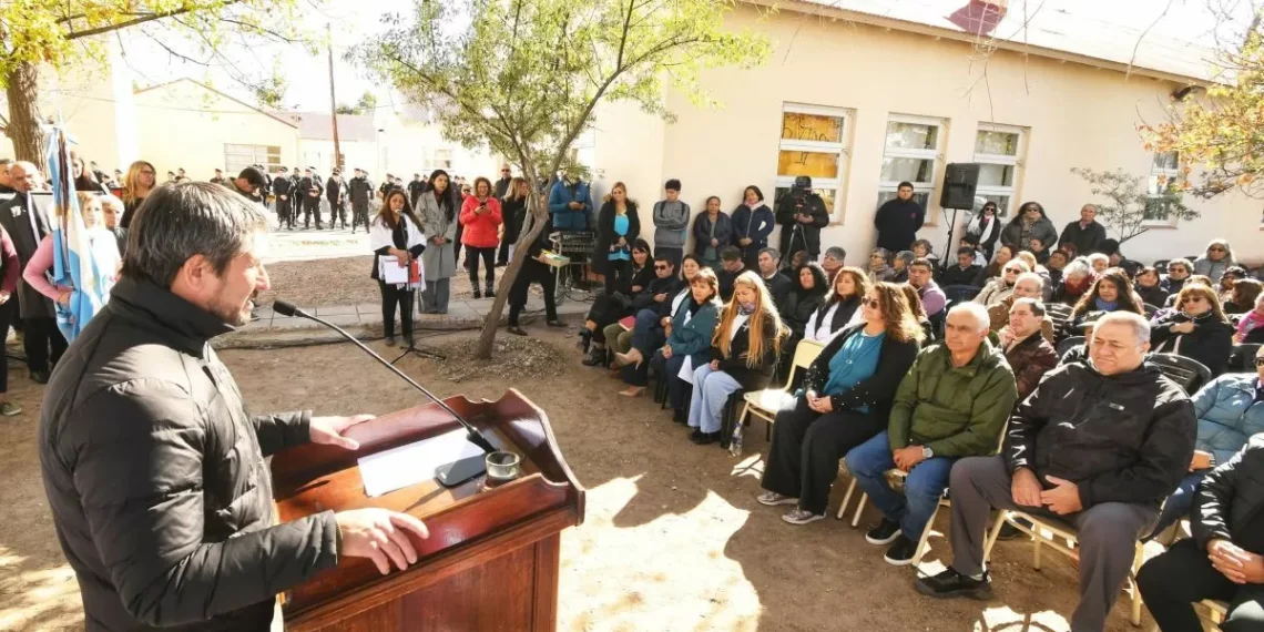 Emotivo gloria en Trelew: inauguraron el mástil de la Escuela N° 608 y recordaron la gesta de Malvinas
