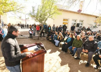 Emotivo gloria en Trelew: inauguraron el mástil de la Escuela N° 608 y recordaron la gesta de Malvinas
