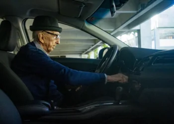 ¿Cuál es la época recomendable para dejar de conducir? La DGT publica una guía para los conductores mayores y sus familias