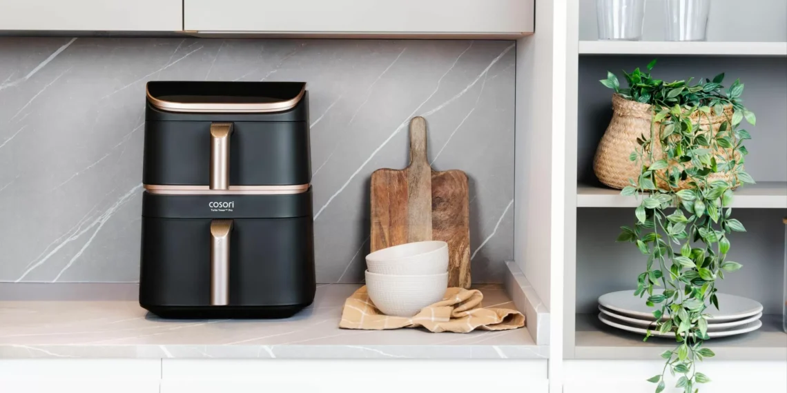 Cosori presenta su nueva freidora de postura, con diseño en torre y cestas de cerámica