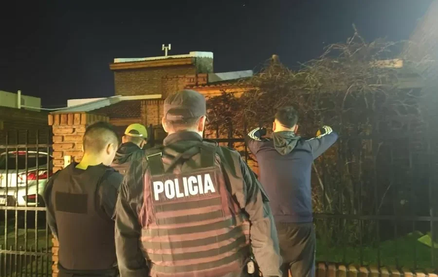 Detienen a dos sospechosos acusados de querer afanar en una vivienda mientras el dueño dormía