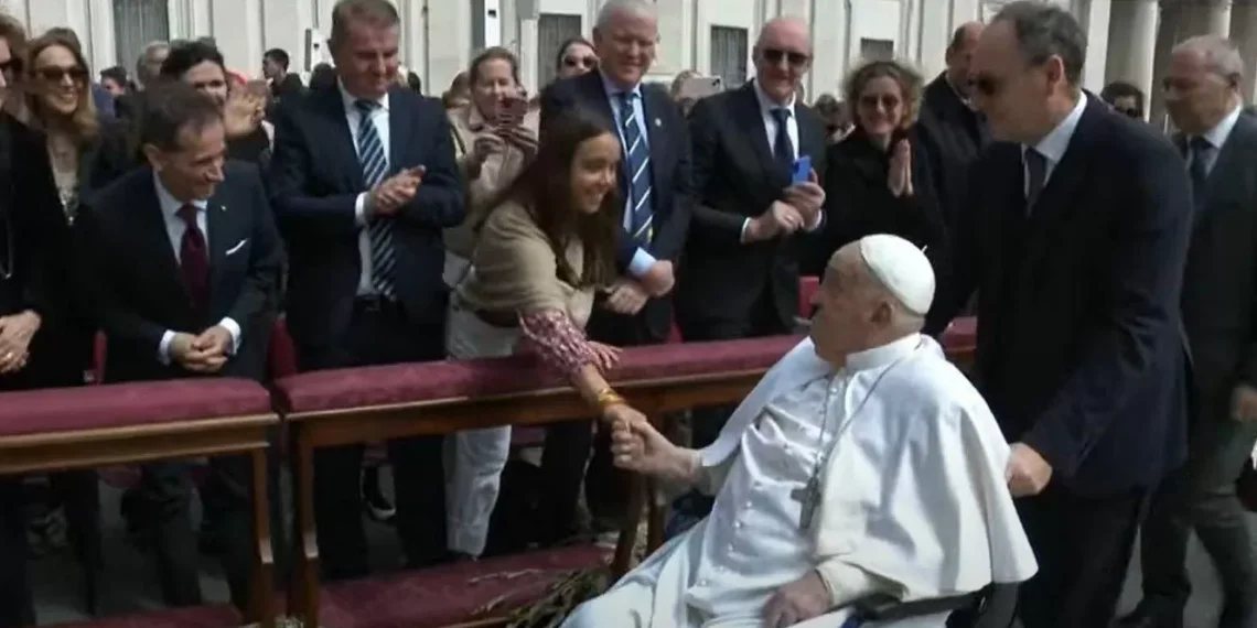 El Papa acude a San Pedro a rezar antes de la Vigilia del Sábado encanto