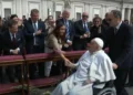 El Papa acude a San Pedro a rezar antes de la Vigilia del Sábado encanto