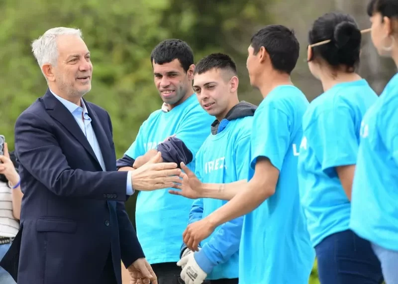 Alak aumenta un 56% el retribución mínimo de los municipales de La Plata y crea un nuevo escalafón