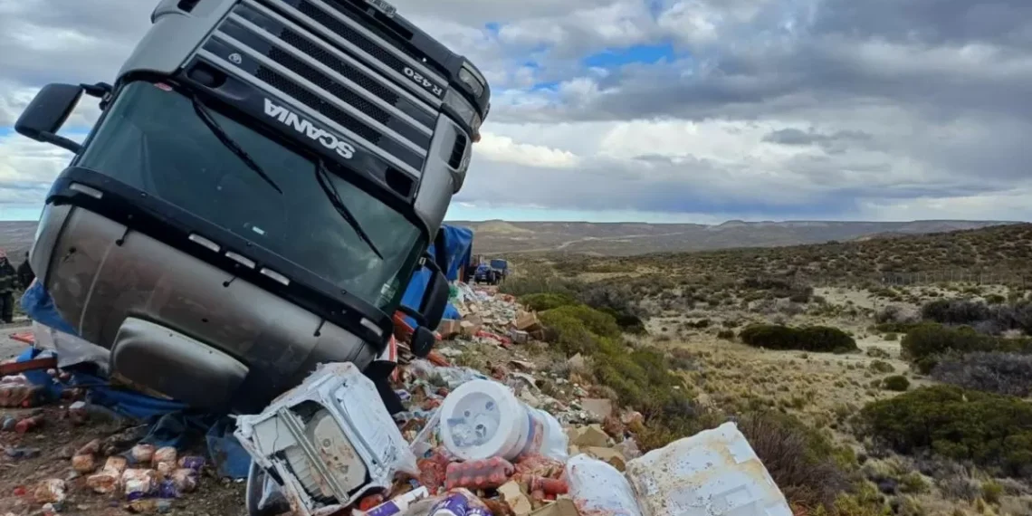 Impactante vuelco de un camión que transportaba alimentos en la Ruta 3
