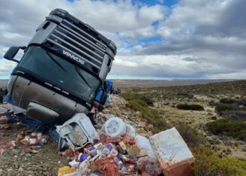 Impactante vuelco de un camión que transportaba alimentos en la Ruta 3