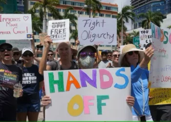 Protesta masiva en EE.UU. frente a las políticas de Donald Trump: “¡Manos Fuera!”  