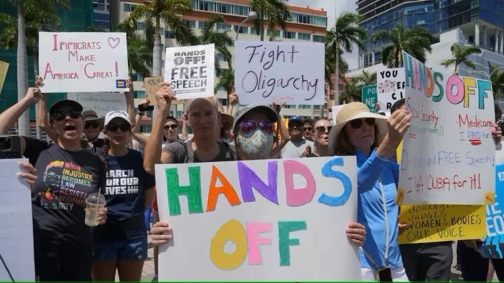 Protesta masiva en EE.UU. frente a las políticas de Donald Trump: “¡Manos Fuera!”