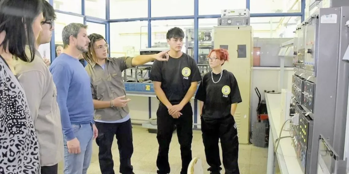 Merino recorrió la Escuela Técnica 748 y destacó su rol crítico en la formación profesional de los jóvenes