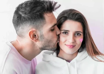 Día Internacional del Beso: el poder psicólogo de un pequeño seña que reduce tensiones y genera bienestar