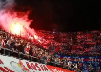 Estudiantes en la mira de la Conmebol por las bengalas de la hinchada chilena