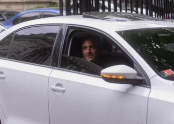 Larroque vuelve a cargar contra Máximo: “está extorsionando a Axel”