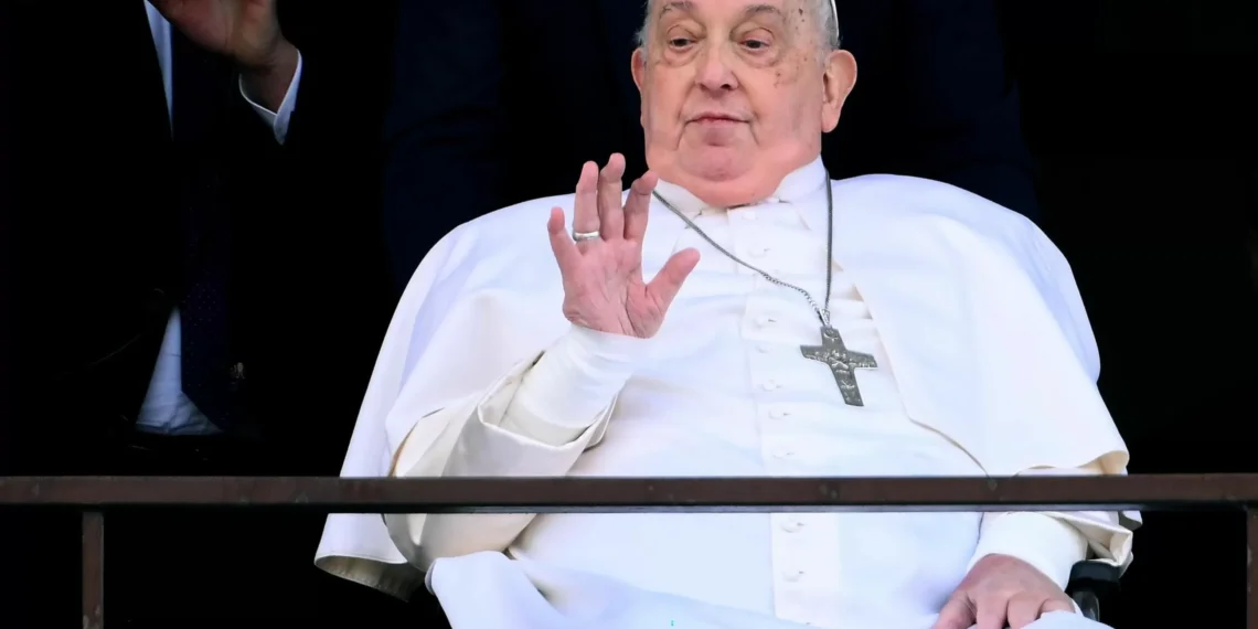 El Papa mejora su capacidad para charlar y ya trabaja sentado en su escritorio