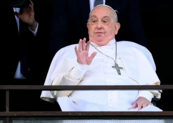 El Papa mejora su capacidad para charlar y ya trabaja sentado en su escritorio