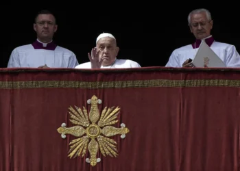 El Papa da la bendición ‘Urbi et Orbi’ y saluda desde el papamóvil en santo Pedro