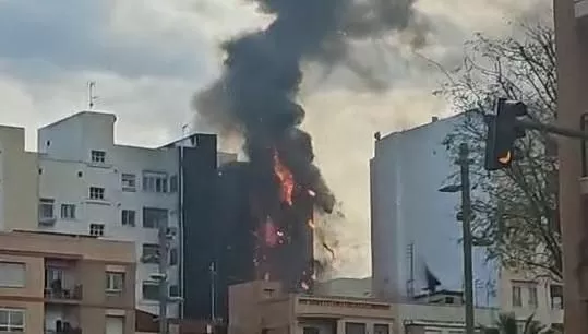 Un fuego devora parte de un edificio en Castellón