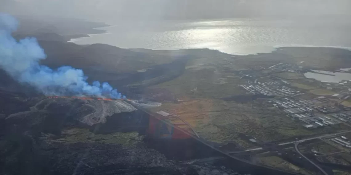 Nueva erupción volcánica en Islandia obliga a evacuar la ciudad pesquera de Grindavik y el turístico baños Laguna Azul