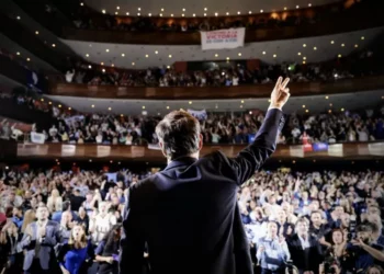 En un energía con militantes, Kicillof se mostró presidenciable y volvió a plantear la necesidad de desdoblar