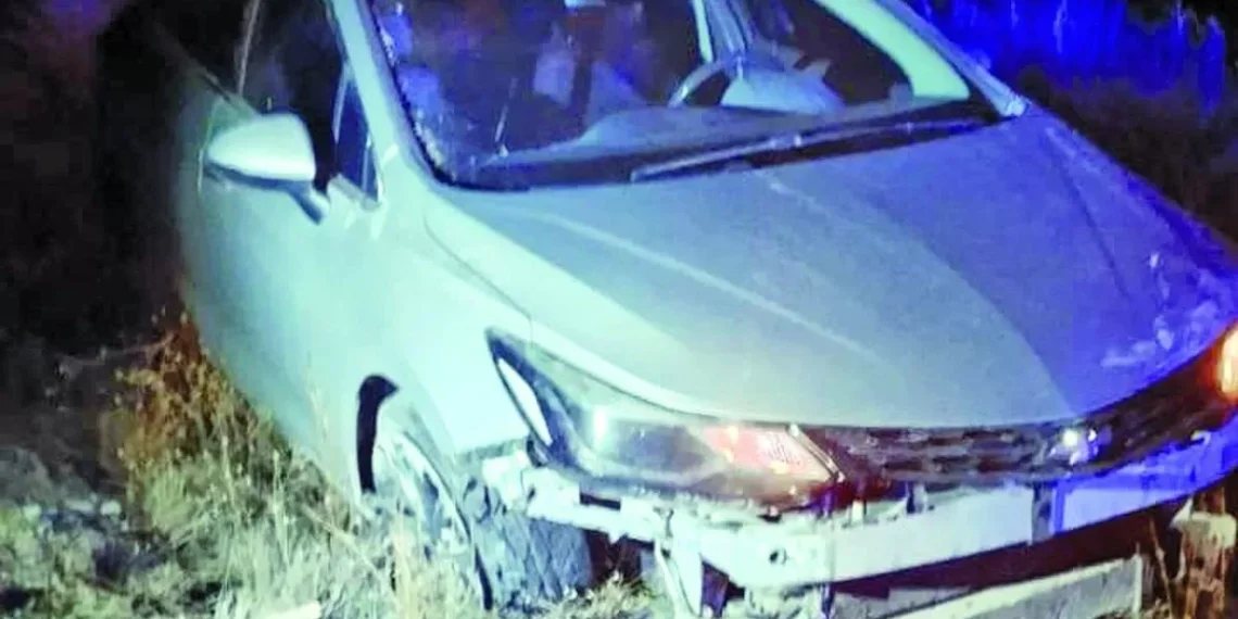 Un automóvil volcó empalizada de la cárcel que está camino a Madryn