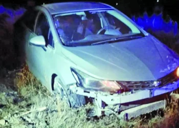 Un automóvil volcó empalizada de la cárcel que está camino a Madryn