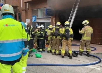 Dos bomberos muertos y uno crítico en un quema en un garaje en Alcorcón