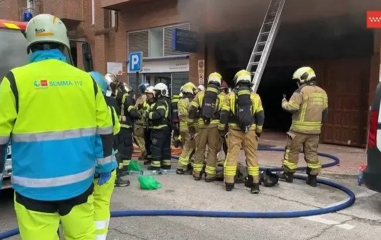 Dos bomberos muertos y uno crítico en un quema en un garaje en Alcorcón