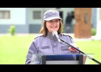 Bullrich presentó nuevos uniformes del SPF confeccionados por internos en el marco del proyecto “Manos a la Obra”