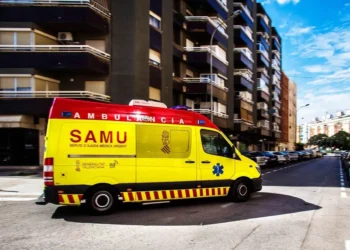 Muere una mujer en Valencia tras caerle una farola derribada por un utilitario