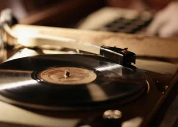 Día universal de las Disquerías: vinilos, nostalgia y resistencia analógica