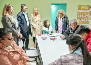 Rawson fortalece políticas de inclusión con el alfarería de braille y orientación y movilidad en el barrio Luis Vernet