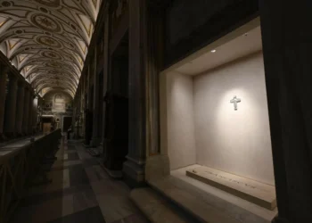 Miles de fieles visitan la zarpazo del papa Francisco las primeras tras su apertura al público