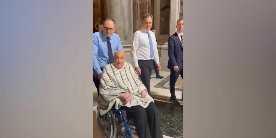El papa Francisco recepción la basílica de San Pedro en camiseta y con un poncho