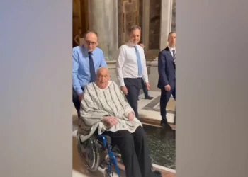 El papa Francisco recepción la basílica de San Pedro en camiseta y con un poncho