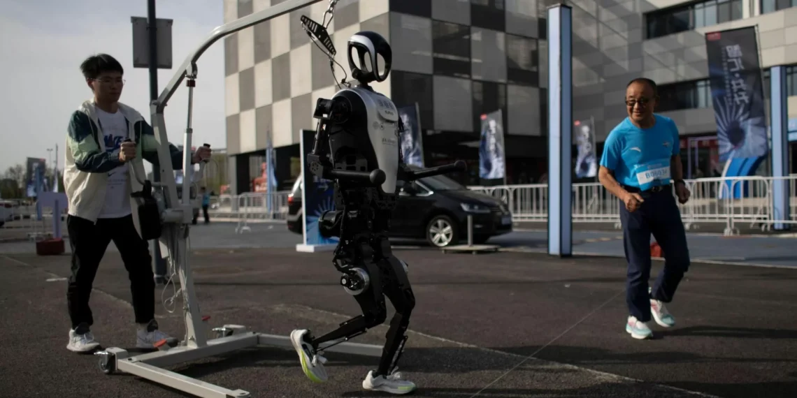 Robots corriendo una media maratón: canto avanza hacia una convivencia entre personas y máquinas
