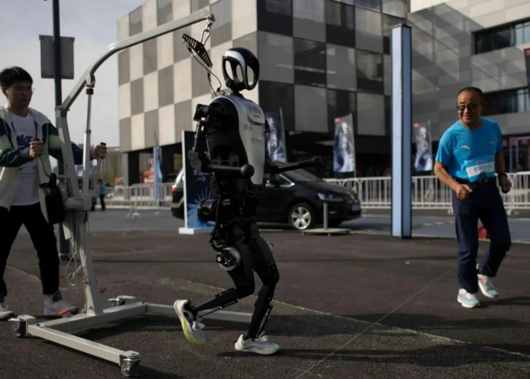 Robots corriendo una media maratón: canto avanza hacia una convivencia entre personas y máquinas
