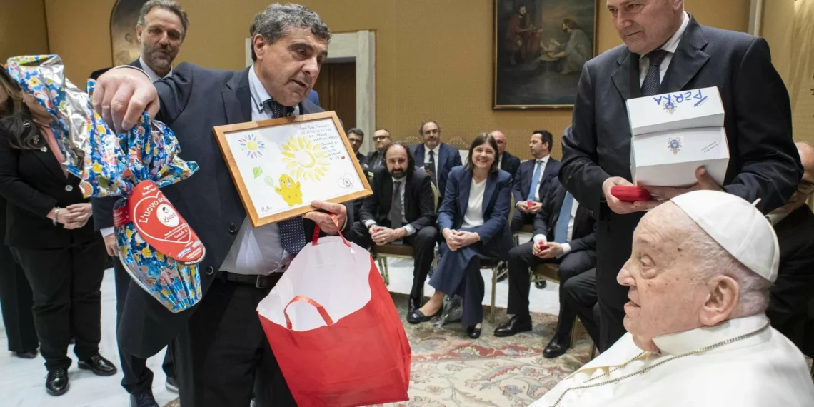 El Papa recibe al personal que lo trató en el policlínica: “Gracias por vuestro servicio”