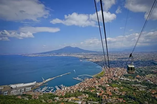 Cuatro muertos y un herido bajo al descolgarse la cabina de un teleférico en Nápoles