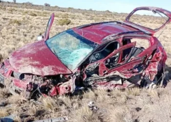 Conductor se queda dormido, choca casi de frente con su guagua a un auto y lo hace volcar cerca de Garayalde