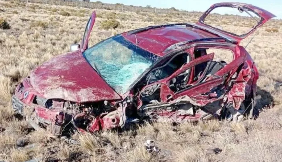 Conductor se queda dormido, choca casi de frente con su guagua a un auto y lo hace volcar cerca de Garayalde