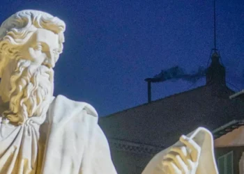 El cónclave evidencia la división con una primera fumata negra