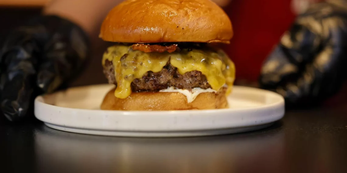 La escarnio de la hamburguesa: Cuidado con un SMS fraudulento que puede suscribirte a mensajes Premium carísimos