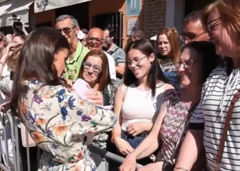El tierno gesto de la reina Letizia con un bebé durante su encuentro a Guadalupe