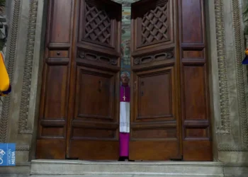‘excepcional omnes’: así se han cerrado las puertas de la Capilla Sixtina para dar comienzo al cónclave