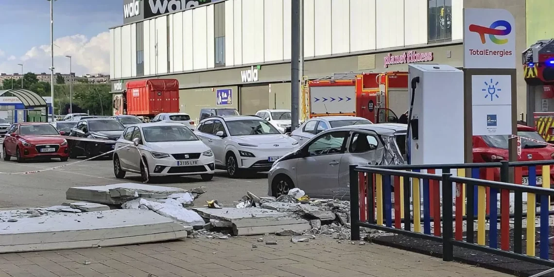 Un hombre muere al caerle por otra parte una placa de hormigón en un centro comercial en Sabadell