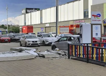 Un hombre muere al caerle por otra parte una placa de hormigón en un centro comercial en Sabadell