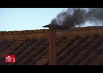 Fumata negra tras la primera votación del cónclave: continúa la espera por el novato Papa