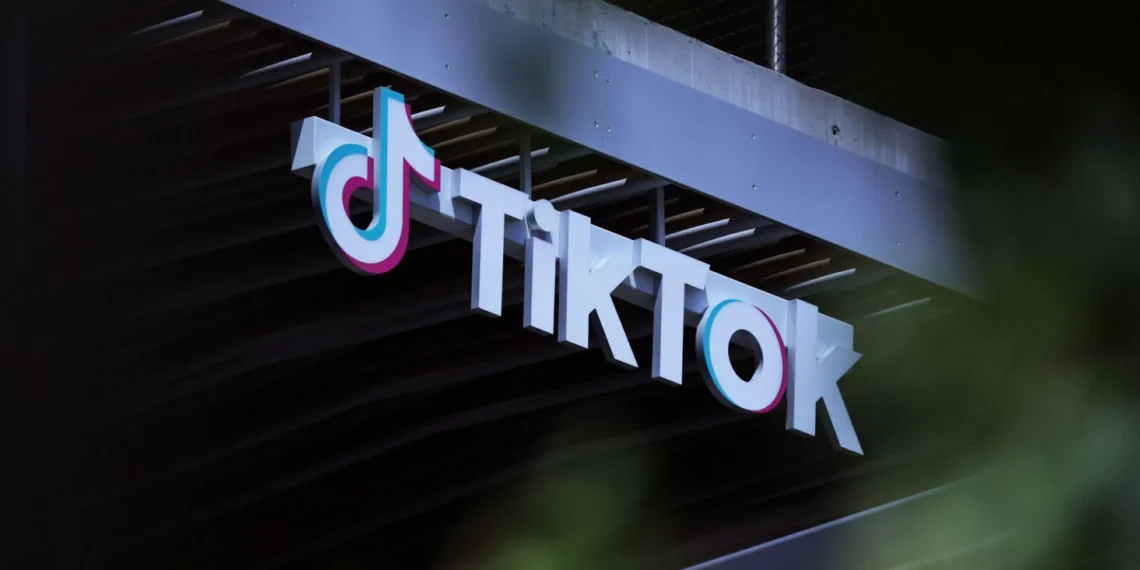 Multa de 530 millones a Tik Tok por transferir a guijarro datos de usuarios europeos