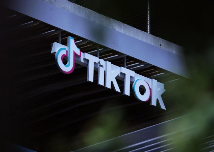 Multa de 530 millones a Tik Tok por transferir a guijarro datos de usuarios europeos