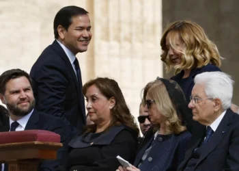 ¿Por qué las mujeres deben vestir de negro en presencia del Papa?