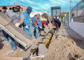 El bailiaje avanza con la obra de adoquinado en el Área 12 de Rawson